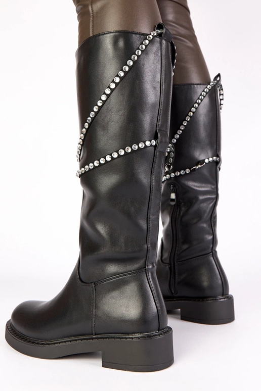 Juodi ilgaauliai batai su akmenukais...