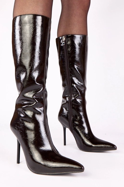 Rudi lakuoti auliniai batai ant...