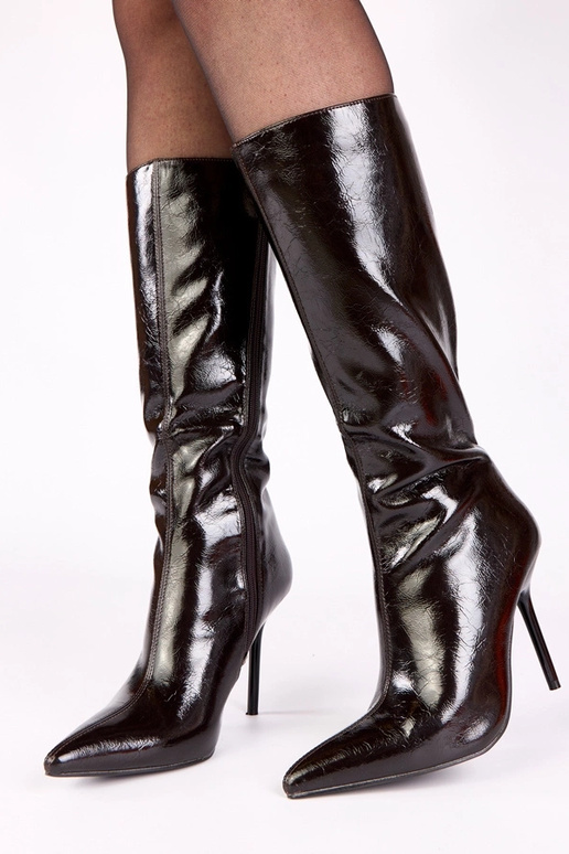 Rudi lakuoti auliniai batai ant...