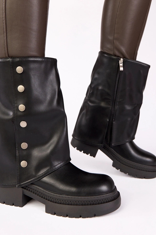 Juodi aulinukai su atlenkta aule ant...