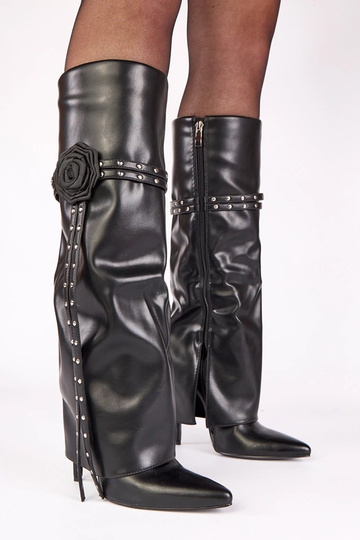 Juodi auliniai batai ant...