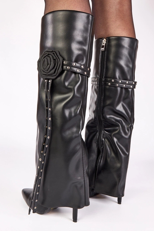 Juodi auliniai batai ant aukšto kulno...