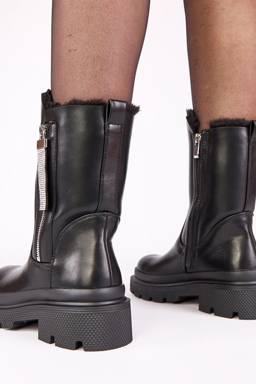 Juodi aulinukai ant platformos su...