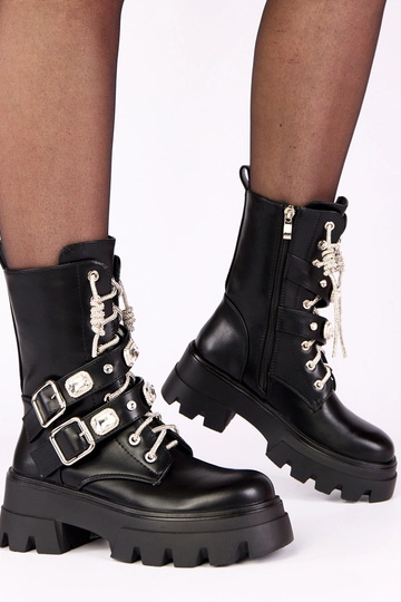 Juodi aulinukai platformoje...