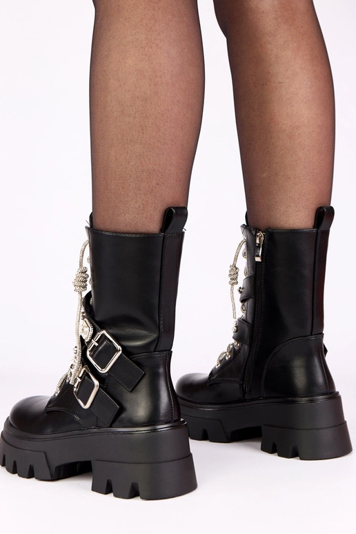 Juodi aulinukai platformoje su...