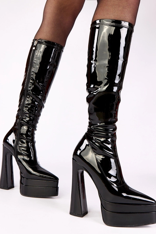 Juodi auliniai batai ant kulniuko...