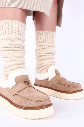 Tamsiai smėlio spalvos...