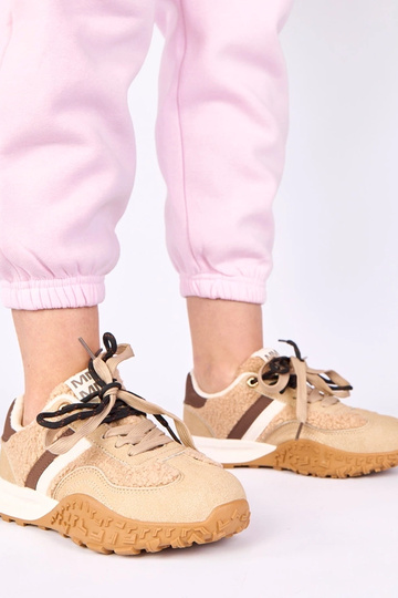 Smėlio spalvos sportbačiai...