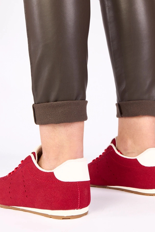 Raudoni sportbačiai su baltu akcentu...