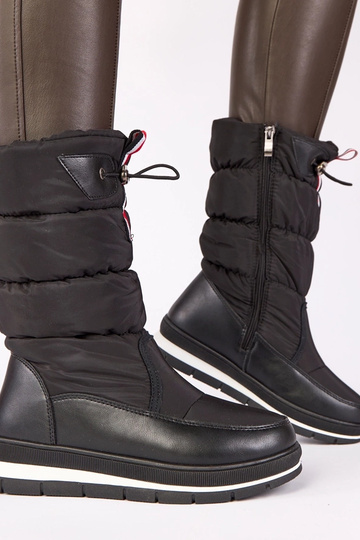 Juodi sniego batai ant žemo...