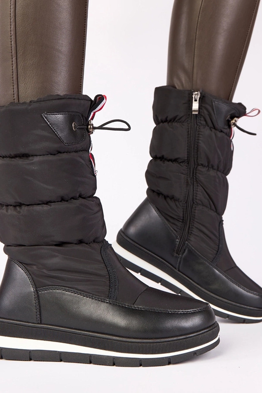 Juodi sniego batai ant žemo kulno su...