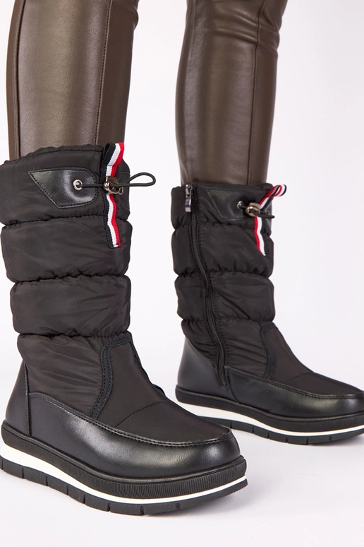 Juodi sniego batai ant žemo kulno su...