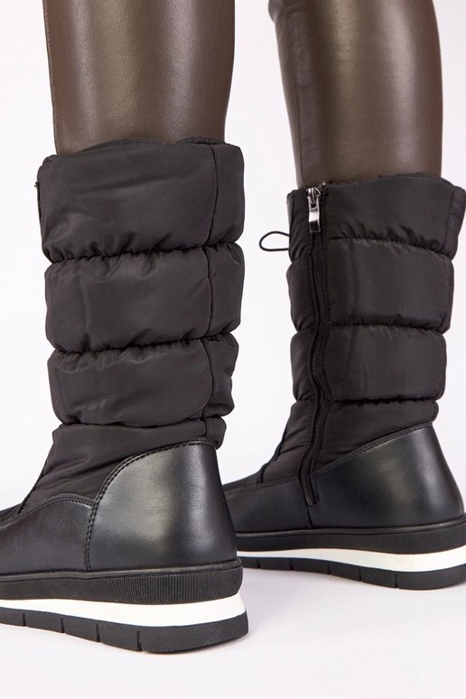 Juodi sniego batai ant žemo kulno su...