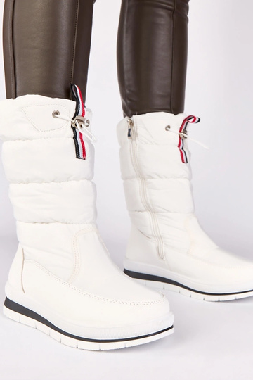 Balti sniego batai ant žemo...