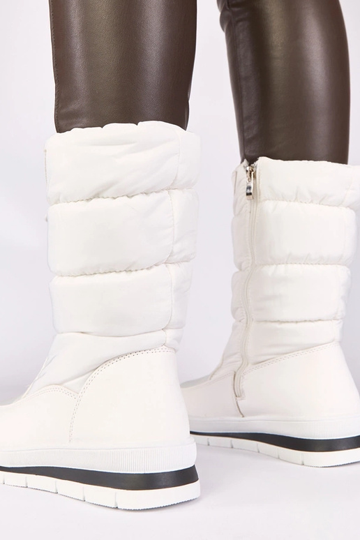 Balti sniego batai ant žemo kulno su...