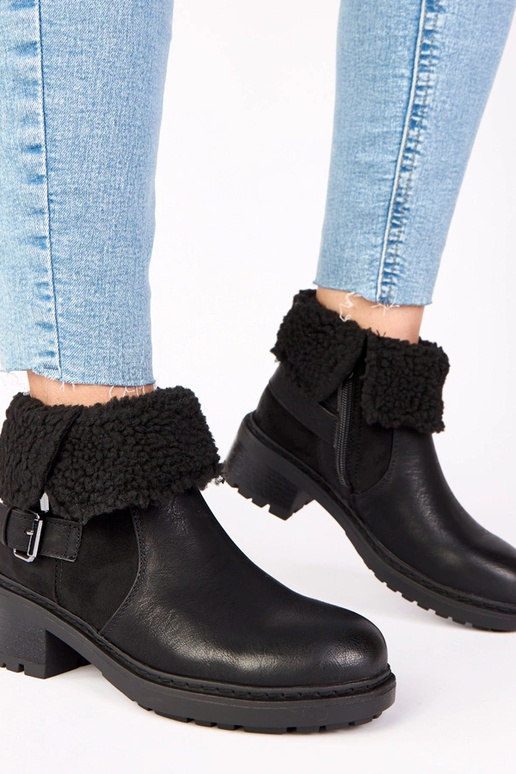 Juodi aulinukai ant kulno su...