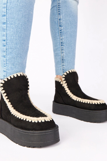 Juodi sniego batai ant...