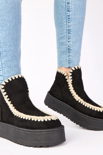 Juodi sniego batai ant... 2