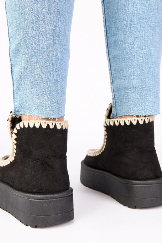 Juodi sniego batai ant platformos su...