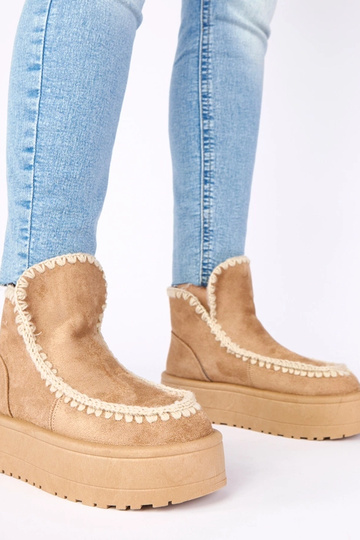 Tamsiai smėlinės spalvos...