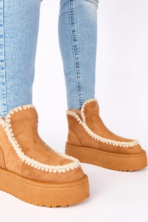 Rudi sniego batai ant platformos su...