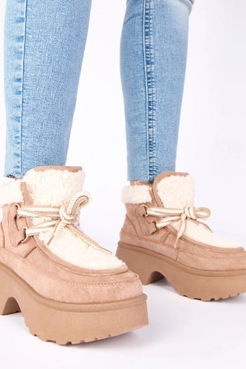 Tamsiai smėlinės spalvos...