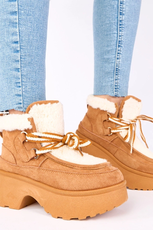 Rudi sniego batai su kailiuku ant...