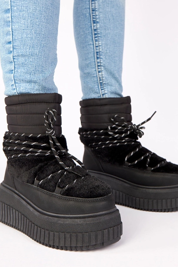 Juodi sniego batai ant...