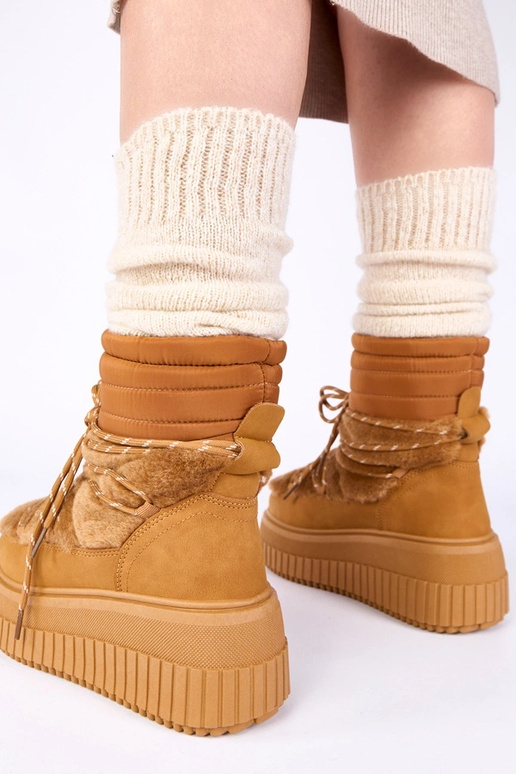 Rudi sniego batai ant platformos su...