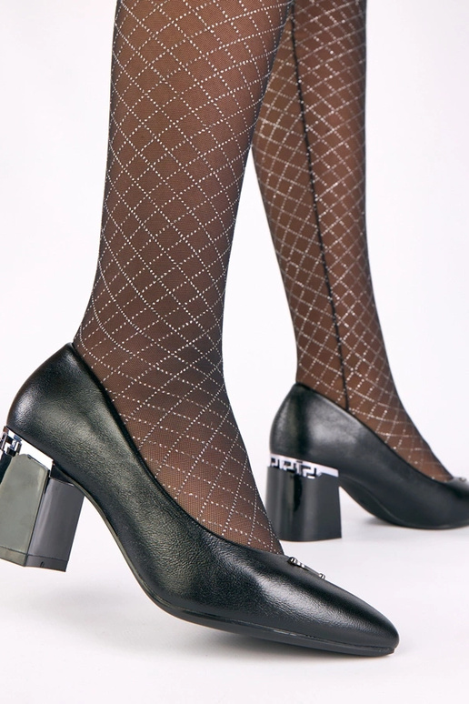 Juodi bateliai ant dekoratyvinio...