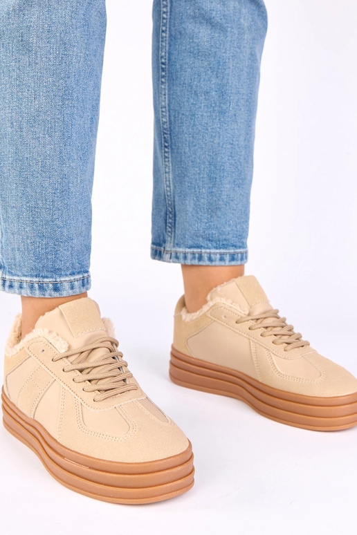 Smėlio spalvos sportiniai bateliai...