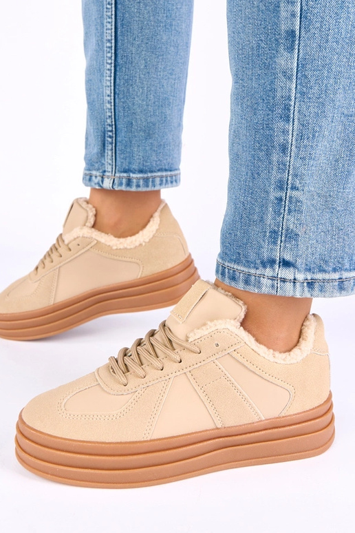 Smėlio spalvos sportiniai bateliai...