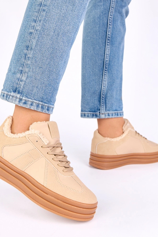 Smėlio spalvos sportiniai bateliai...