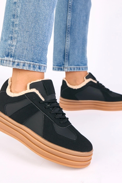 Juodi sportiniai bateliai šildomi...