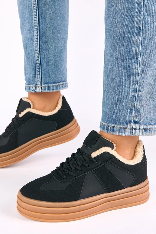 Juodi sportiniai bateliai šildomi...