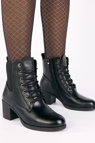 Juodi aulinukai ant...