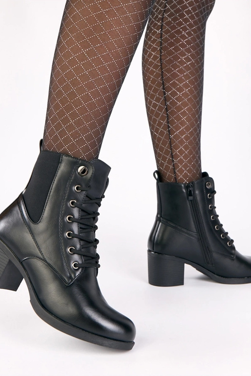 Juodi aulinukai ant stulpelio su...