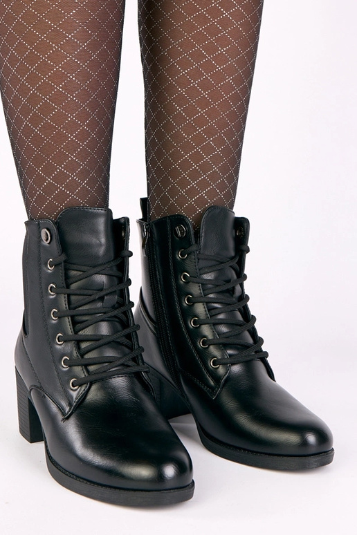 Juodi aulinukai ant stulpelio su...