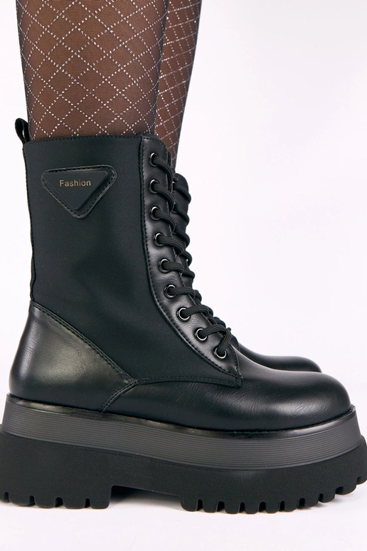 Juodi matiniai aulinukai ant...