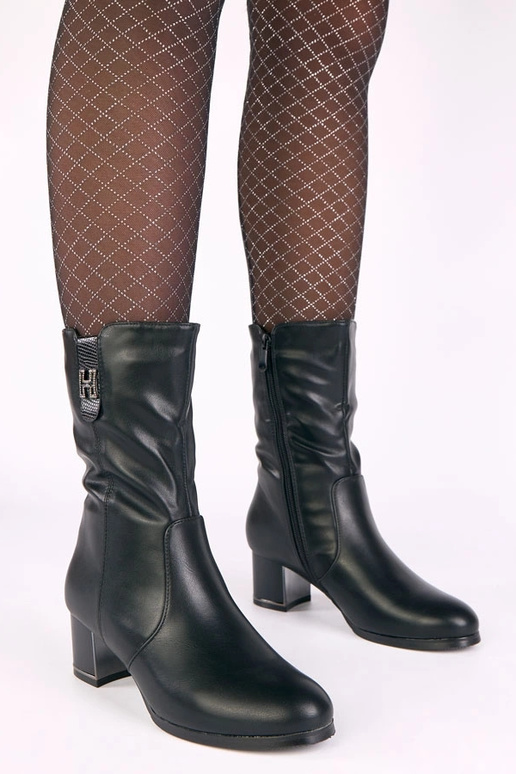 Juodi šildomi aulinukai ant stulpelio...