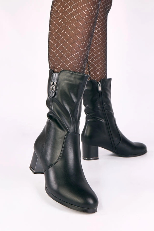 Juodi šildomi aulinukai ant stulpelio...