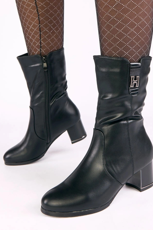 Juodi šildomi aulinukai ant stulpelio...