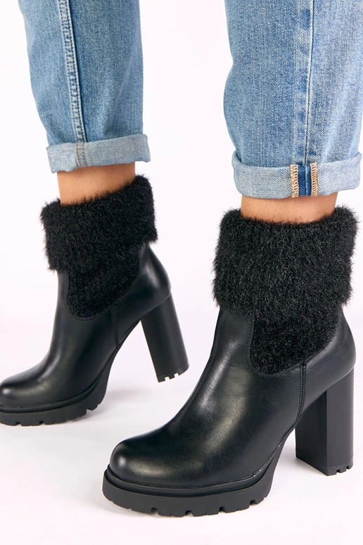 Juodi batai ant kulno su dekoruotu...