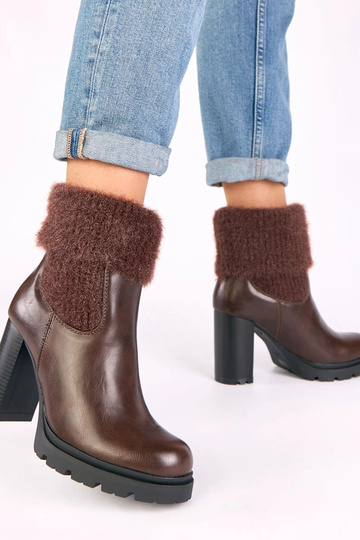 Rudi batai ant kulno su... 2