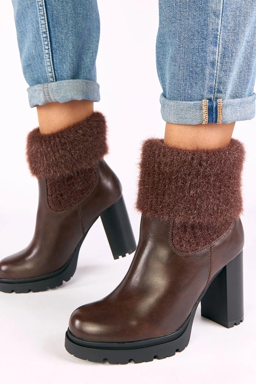 Rudi batai ant kulno su dekoruotu...