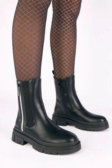 Juodi batai ant platformos...