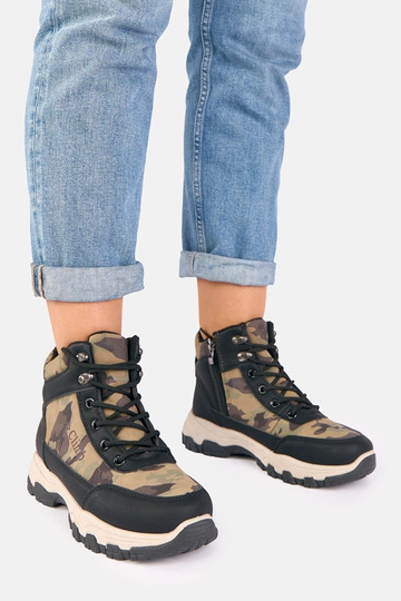 Juodi traperiai ant...