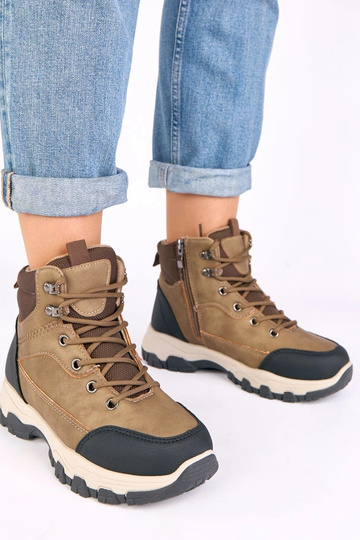 Tamsiai smėliniai traperiai ant platformos Briana