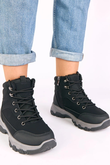 Juodi traperiai ant...