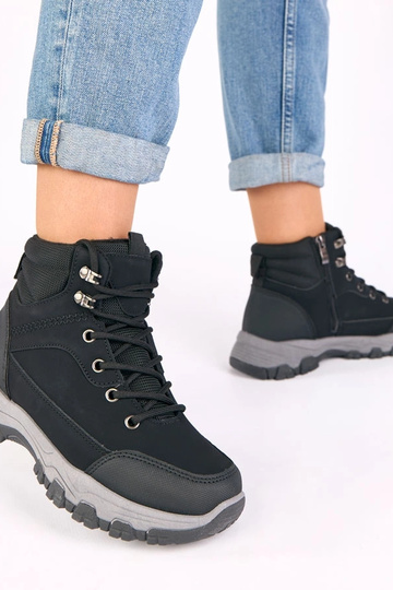 Juodi traperiai ant... 2